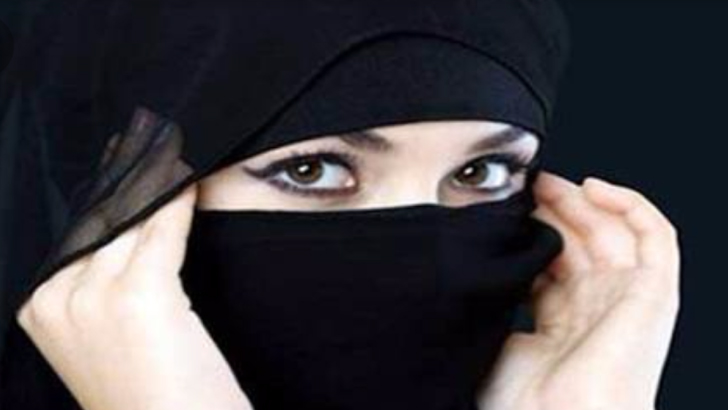 হিজাব পরে ‘ছবি তোলায় নিষেধাজ্ঞা’ অফিস সহকারীর, ভিডিও ভাইরাল