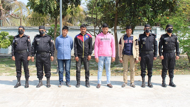 পুলিশ পরিচয়ে ছিনতাই, পৌর কাউন্সিলর গ্রেফতার