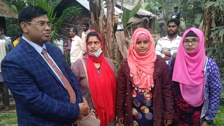 কাফনের কাপড় পরে ৩ বোনের অনশন, পেলেন বসত ঘর