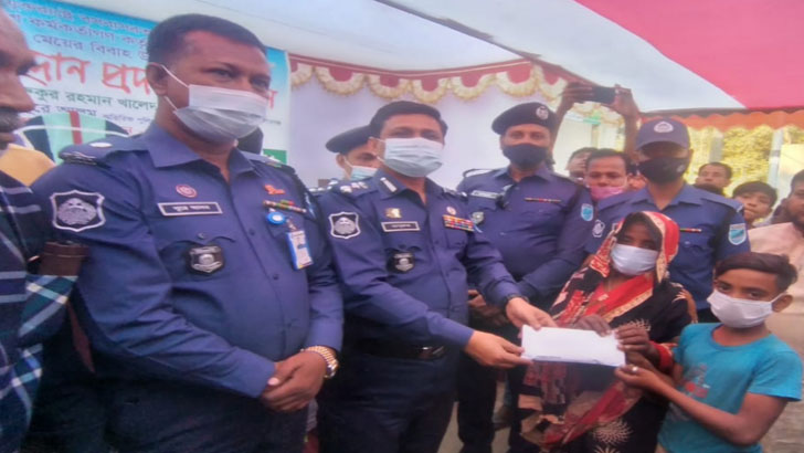 এতিম সেই দুই শিশুর বোনের বিয়েতে পুলিশের আর্থিক সহায়তা