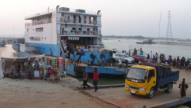 অপরিকল্পিত ফেরিঘাটে দুর্ভোগ চরমে