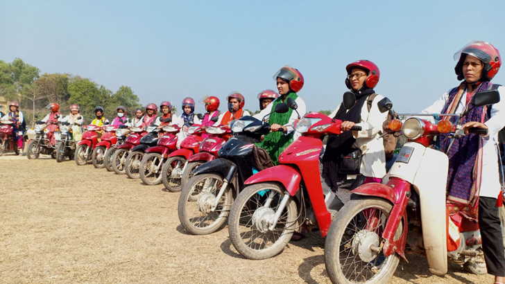 ক্ষেতের আইলে সবজি চাষ করে স্বাবলম্বী গৌরীপুরের গৃহিণীরা