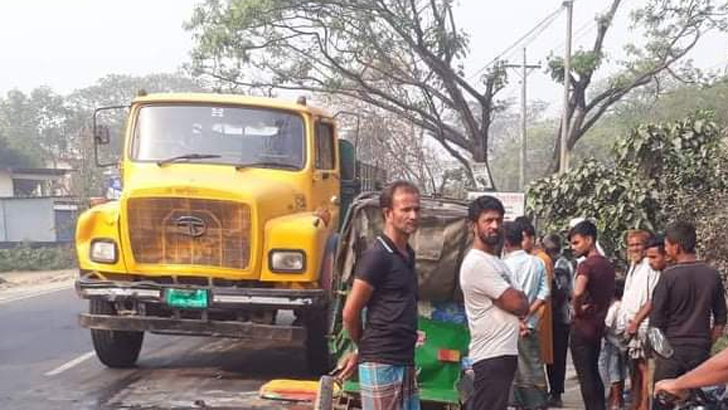 হবিগঞ্জে ট্রাকচাপায় অটোরিকশাচালকসহ নিহত ৩