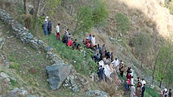 কাশ্মীরে গাড়ি খাদে পড়ে নিহত ৯