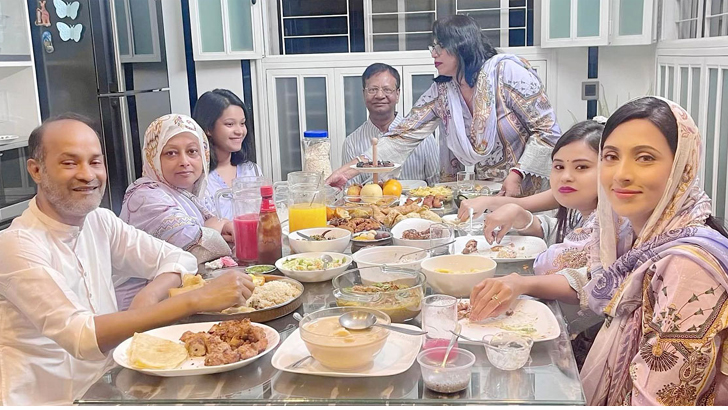 পরিবারের সঙ্গে মিমের ইফতার, ফেসবুকে প্রশংসিত