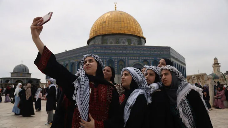 সংঘর্ষের মধ্যেও মসজিদুল আকসায় দেড় লাখ মুসল্লির জুমা আদায়