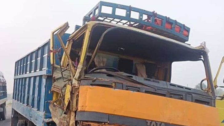 নারায়ণগঞ্জে দুই ট্রাকের সংঘর্ষে প্রাণ গেল ৩ শ্রমিকের 