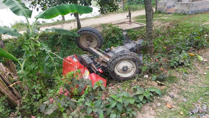 ট্রেনের ধাক্কায় চুরমার ট্রাক্টর