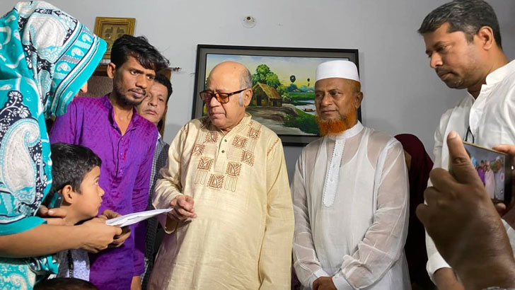 ঢাকা কলেজে সংঘর্ষে নিহত দুই পরিবারের পাশে দাঁড়ালেন কামরুল