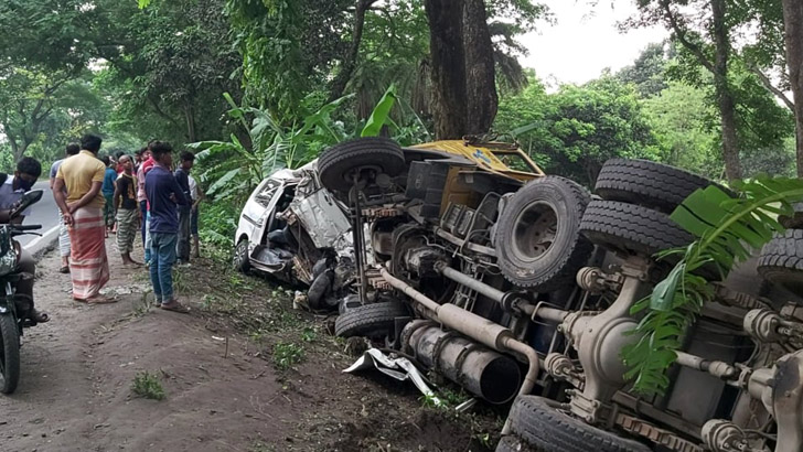 ট্রাক-মাইক্রোবাস মুখোমুখি সংঘর্ষে প্রাণ গেল দুজনের
