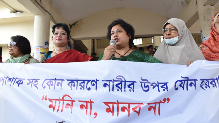 মাথায় ঘোমটা না দেওয়ায় এবার হেনস্থার মুখে 'আমরাই পারি' জোটের প্রধান নির্বাহী