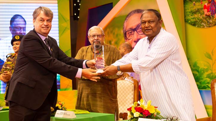 চা শিল্পে বিশেষ অবদানের জন্য সম্মাননা স্মারক পেল ইস্পাহানি