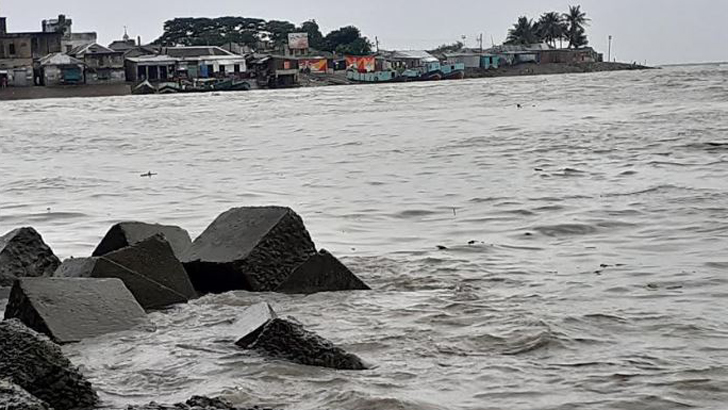 ভাঙনঝুঁকিতে চাঁদপুর শহররক্ষা বাঁধ