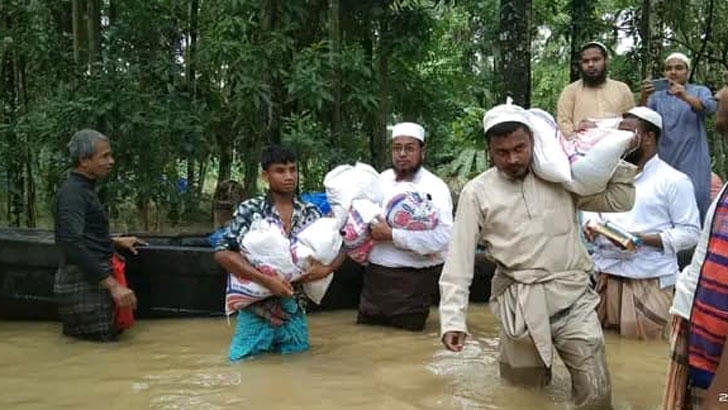 বন্যার্তদের সেবায় নিরলস কাজ করছেন আবদুল্লাহ শাকির