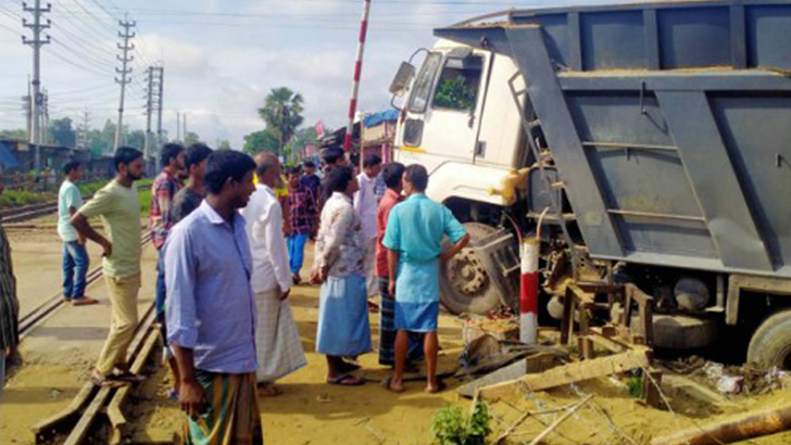 ট্রেনের ধাক্কায় দুমড়ে মুচড়ে গেল ট্রাক, নিহত ১