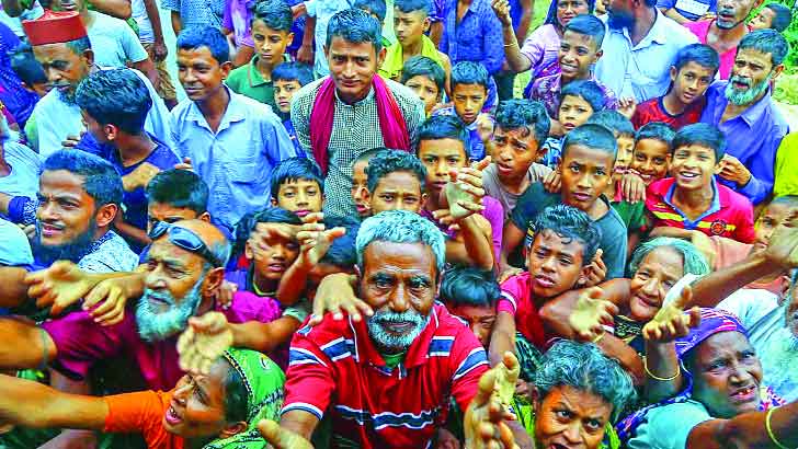 ত্রাণ পাচ্ছে না প্রত্যন্ত অঞ্চলের মানুষ