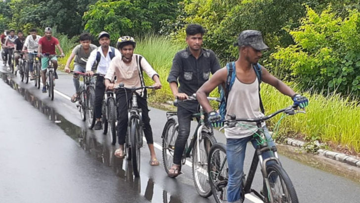 ৫৩ কিলোমিটার সাইকেল চালিয়ে পদ্মা সেতুতে ওরা ১১ জন