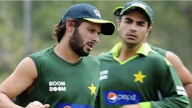 বাসে ওঠা নিয়ে হাতাহাতি আফ্রিদি-সালমান বাটের!