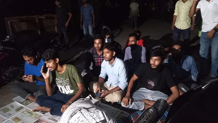 সিট ছাড়েননি অবৈধরা, বৈধ ছাত্রদের হলে তুলতে পারছে না প্রশাসন  