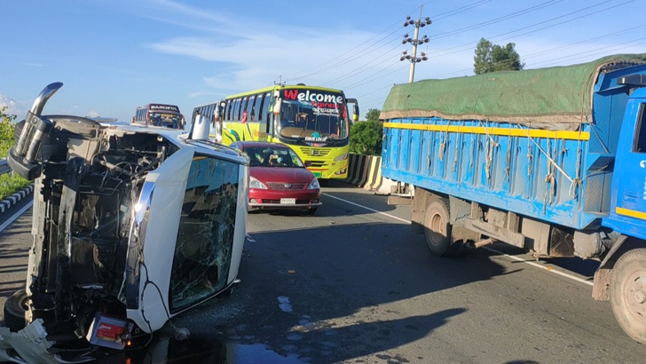 পদ্মা সেতু দেখতে এসে মাইক্রোবাস উল্টে ৯ জন আহত