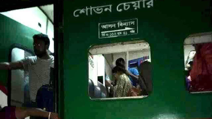 রাজশাহীতে ধূমকেতু ট্রেনে আগুন