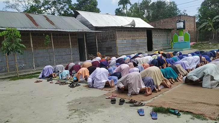 যে কারণে খোলা আকাশের নিচে শত শত মুসল্লির নামাজ আদায়