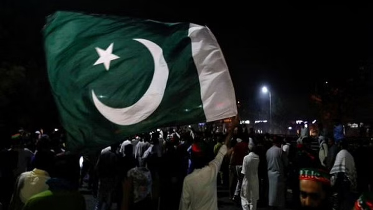 ঋণখেলাপি থেকে বাঁচতে রাষ্ট্রীয় সম্পদ বিক্রির অধ্যাদেশ পাকিস্তানের