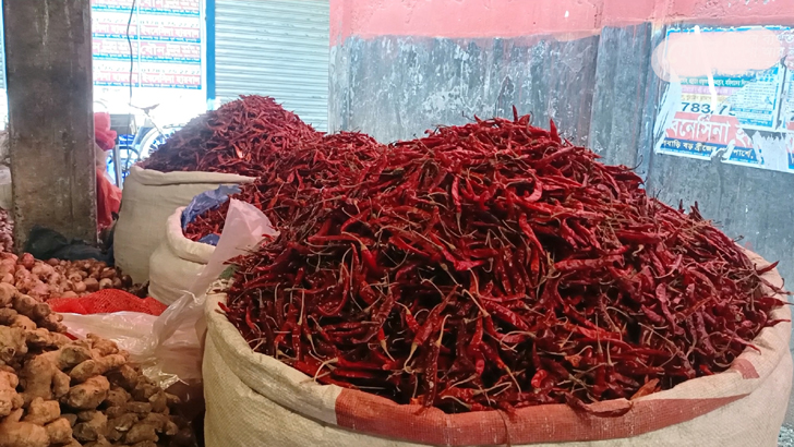 কাঁচামরিচের পর শুকনা মরিচের দাম বাড়ল এক লাফে ৮০ টাকা
