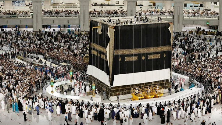 রীতি ভেঙ্গে পরিবর্তন হলো কাবা শরীফের গিলাফ (ভিডিও)