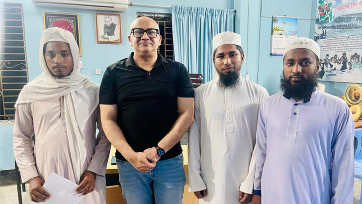 হজ পালনে ৩ যুবককে সাইকেল দিলেন ডা. মুরাদ