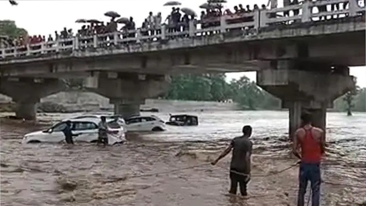 নদীর পানিতে ভেসে গেল ১৪টি গাড়ি (ভিডিও)