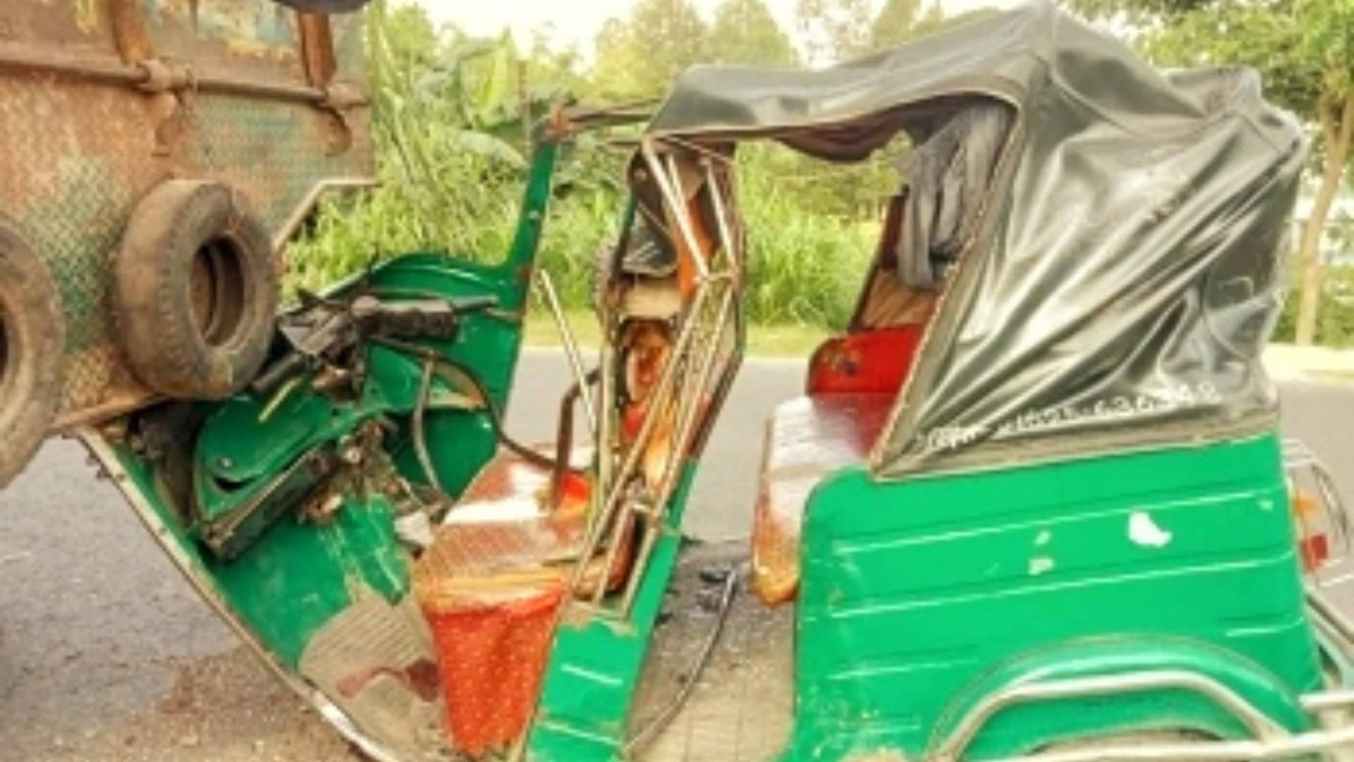 ঘাটাইলে দাঁড়িয়ে থাকা ট্রাকের পেছনে সিএনজির ধাক্কা, নিহত ২