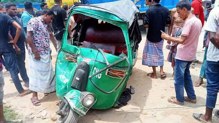 বাসের ধাক্কায় অটোরিকশা চালকসহ নিহত ২