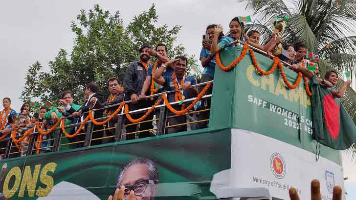 খোলা বাসে আকাশভরা ভালোবাসা