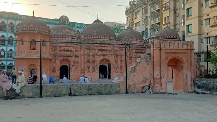 মোগল আমলে নির্মিত সাত গম্বুজ মসজিদ