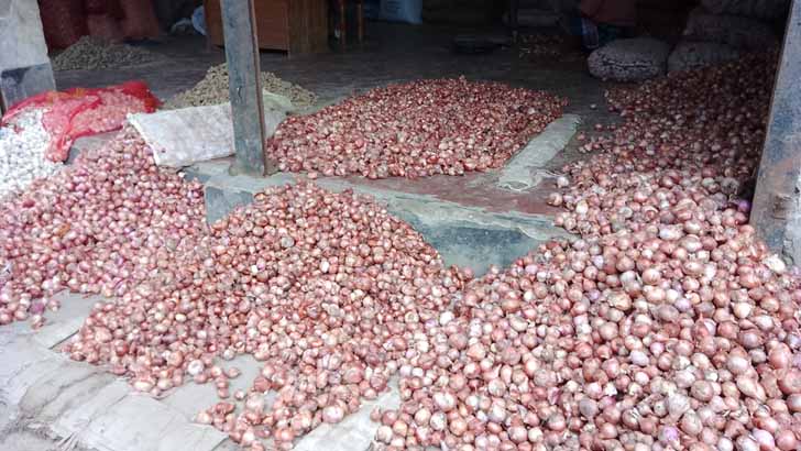 এক সপ্তাহের ব্যবধানে পেঁয়াজের দাম বেড়েছে কেজিতে ১৩ টাকা