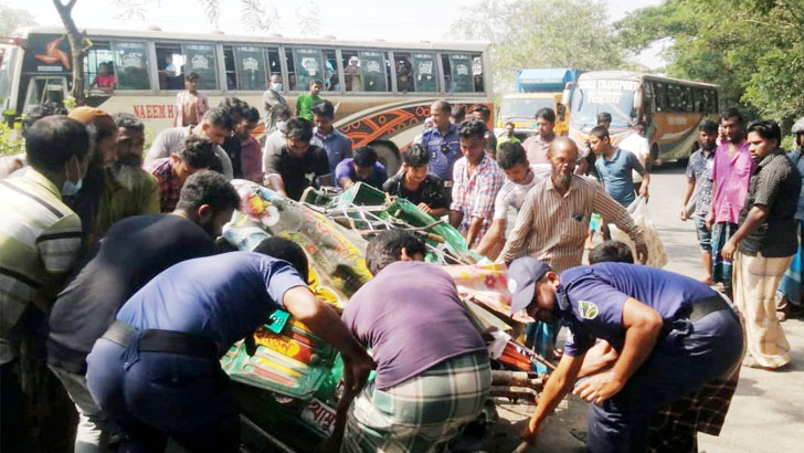 কুমিল্লায় বাসের ধাক্কায় প্রাণ গেল ৪ জনের