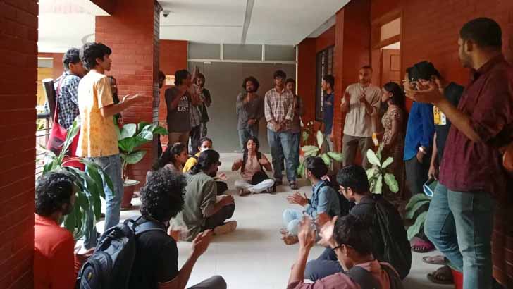 জাবিতে গাছ কেটে খেলার মাঠ নির্মাণের প্রতিবাদে প্রকল্প অফিস ঘেরাও