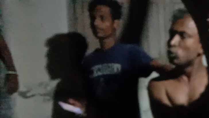 স্বেচ্ছাসেবক লীগ নেতা আপত্তিকর অবস্থায় ধরা!