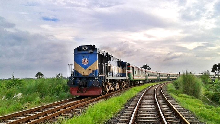 রেললাইন দিয়ে হাঁটার সময় ট্রেনের ধাক্কায় যুবকের মৃত্যু