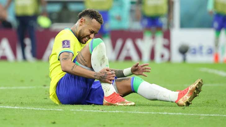 গোড়ালি মচকে গেছে, নেইমারের বিশ্বকাপ কি শেষ?