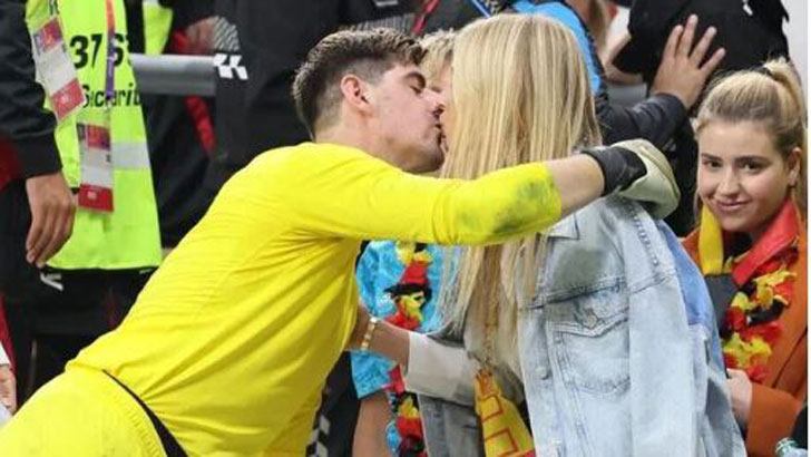 জয়ের আনন্দে বান্ধবীর কাছে ছুটে গেলেন গোলকিপার