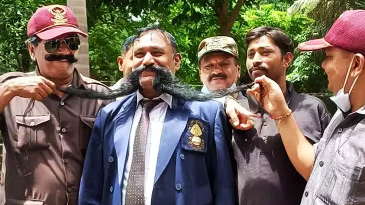 প্রতীকে নয়, এই প্রার্থীর পরিচয় তার গোঁফে!