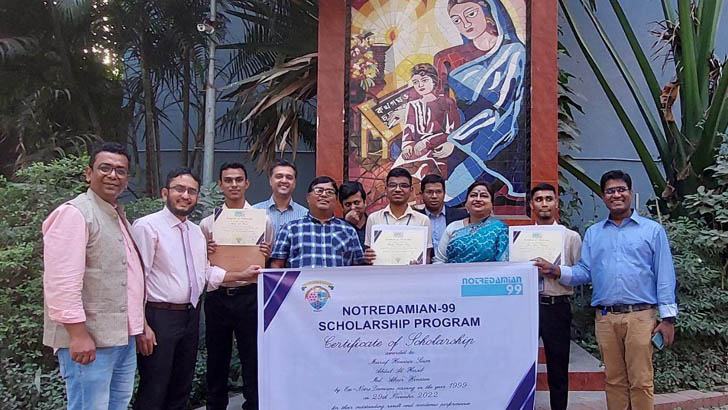 নটরডেমিয়ান ৯৯ এর বৃত্তি প্রদান