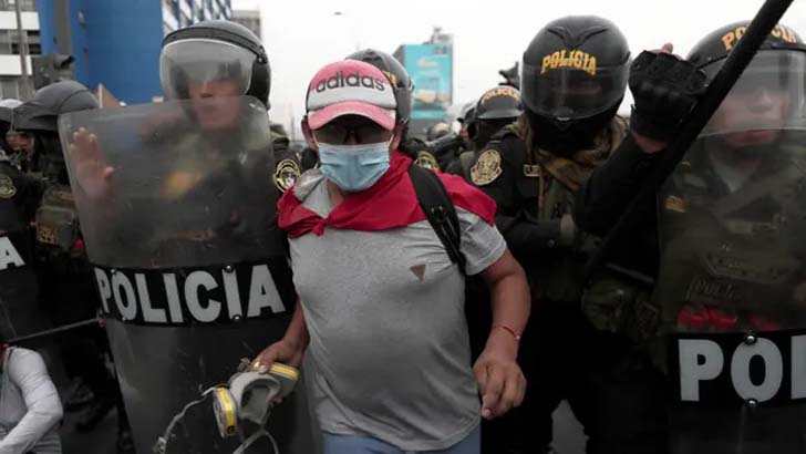 পেরুতে বিক্ষোভের মুখে ২ মন্ত্রীর পদত্যাগ 