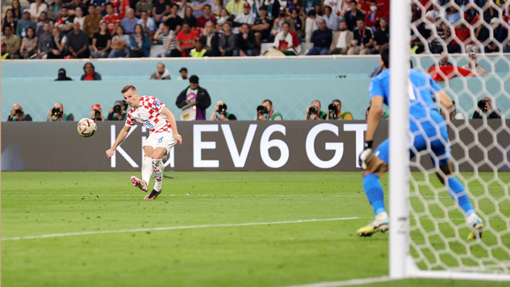 প্রথমার্ধের খেলা শেষে ২-১ গোলে এগিয়ে ক্রোয়েশিয়া