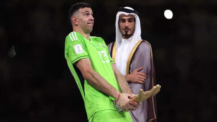 গোল্ডেন গ্লাভস নিয়ে অশ্লীল ভঙ্গির কারণ জানালেন মার্তিনেজ