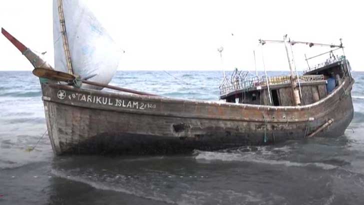 নৌকায় এক মাস ধরে ভাসছিল অর্ধশতাধিক রোহিঙ্গা