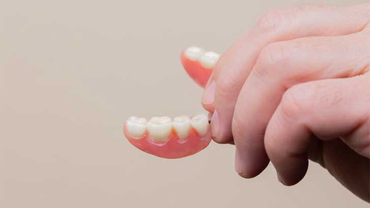 কৃত্রিম দাঁত নিয়ে ওজু-গোসল করা যাবে?