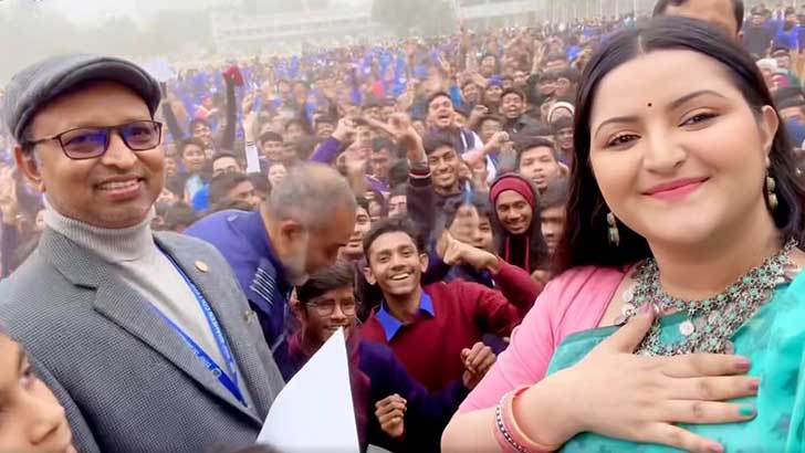 যে কারণে শীতের সকালে হঠাৎ স্কুলে গেলেন পরীমনি